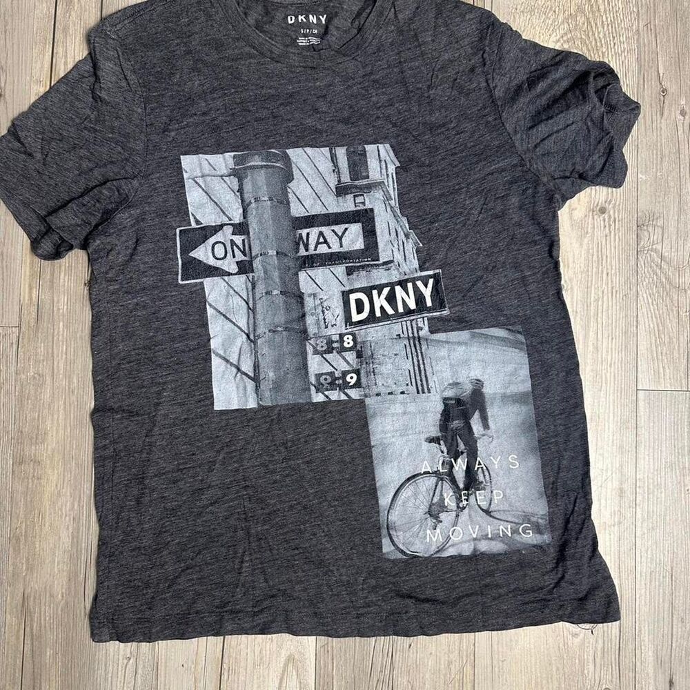 Dkny Men's Grey and Black T-shirt